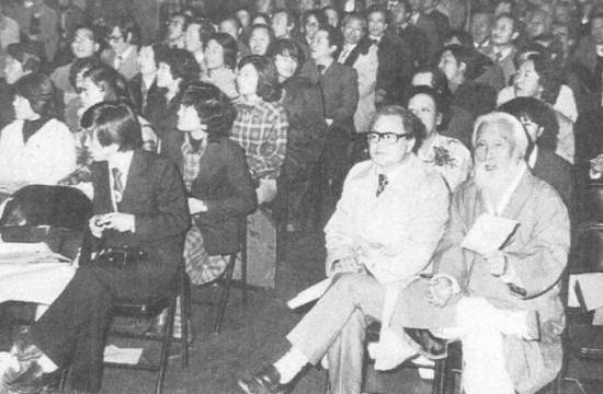 YWCA 위장결혼식에 하객을 가장해 모인 민주인사들. 앞 줄 맨 오른쪽이 함석헌 선생