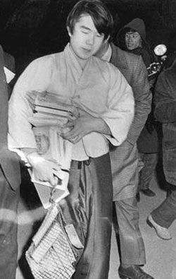 1975년 2월 15일 석방되는 홍성엽.