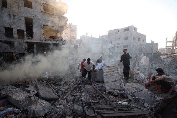 팔레스타인인들이 23일 중부 가자의 부레이즈 난민 캠프에 대한 이스라엘의 공습이 있는 직후 파괴 상황을 알아보고 있다. 2025. 07. 23 [AFP=연합뉴스]