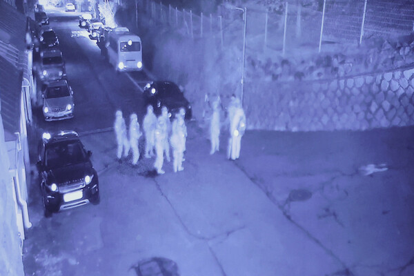 김민기 국회 사무총장은 24일 서울 여의도 국회 소통관에서 지난 4일 윤석열 대통령이 비상계엄을 선포했을 당시 국회의장 공관으로 출동한 군인들이 포착된 공관 폐쇄회로(CC)TV를 공개했다. 4일 01시 42분 국회의장 공관 담벼락 외곽을 걸어가는 계엄군의 모습. CCTV영상 촬영. 2024.12.24. 연합뉴스