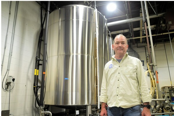 미국 워싱턴 시 인근 수제 맥주 양조장 포트시티 브루잉의 경영자 빌 부처.  아사히신문 7월 25일 