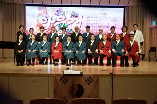 종합예술단 봄날의 단원들. 사진 제공 이건범 