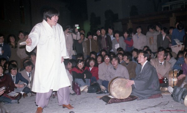 1985년 명동성당에서 공연된 창작 판소리 '똥바다'.