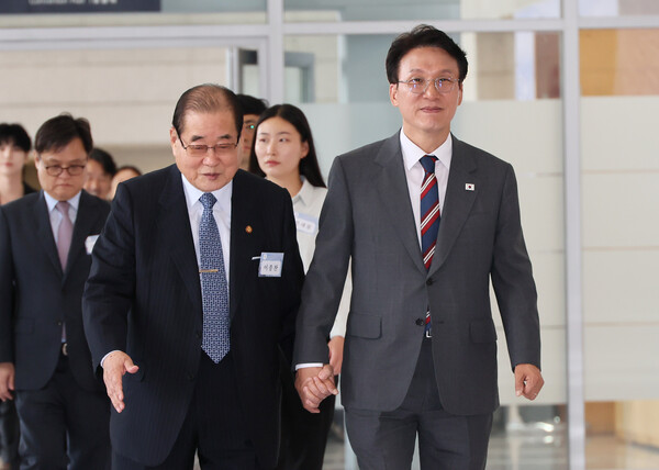 김민석 국무총리가 21일 서울 용산구 백범김구기념관에서 열린 광복 80년 기념사업추진위 출범식에서 이종찬 광복회장의 손을 잡고 이동하고 있다. 2025.7.21 연합뉴스