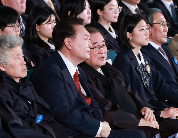 윤석열 대통령이 1일 서울 중구 유관순 기념관에서 열린 제105주년 3.1절 기념식에서 이종찬 광복회장과 대화하고 있다. 2024.3.1 연합뉴스