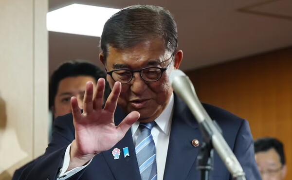 지난 23일 아소 다로, 스가 요시히데, 기시다 후미오 등 총리역임 당 원로들을 만난 뒤 기자회견을 하는 이시바 시게루 일본총리. 원로들은 이시바의 퇴진을 요구했다.    일본경제신문 7월 24일