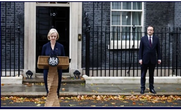 2022년 10월 20일 총리 취임 40여일 만에 런던 다우닝가 관저 앞에서 사임 발표를 하는 리즈 트러스 영국총리.   나무위키