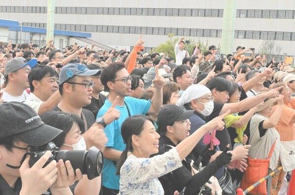 지난 20일 끝난 일본 참의원선거 유세 때 소비세 감세와 폐지를 주장한 극우 참정당 유세장에 모여든 유권자들.   아사히신문 7월 27일 