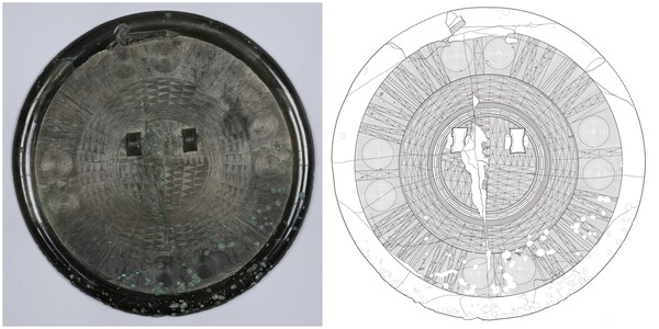 그림2) 정문경(精文鏡)이다. 다른 이름으로 다뉴세문경(多鈕細紋鏡). 지름은 21.2센티미터. 1971년 12월 21일에 국보 제141호로 지정되었다. 이 ‘고리달린 잔무늬청동거울’은 청동검, 청동방울과 함께 고조선을 대표하는 유물이다. 세계 최고의 정교함을 자랑한다. 청동기 시대의 거울은 태양숭배사상과 관련이 깊다. 거울은 곧 ‘큰빛’(太陽)이라는 이야기다. ‘앗/앋/알’에서 살폈듯이 ‘깨침’은 곧 ‘아침’이요, ‘앗숨’이다. 이 거울에는 헤아릴 수 없는 ‘알’의 동그라미가 그려져 있다. 가장 처음 만들어진 ‘일원상’(一圓相)이다.