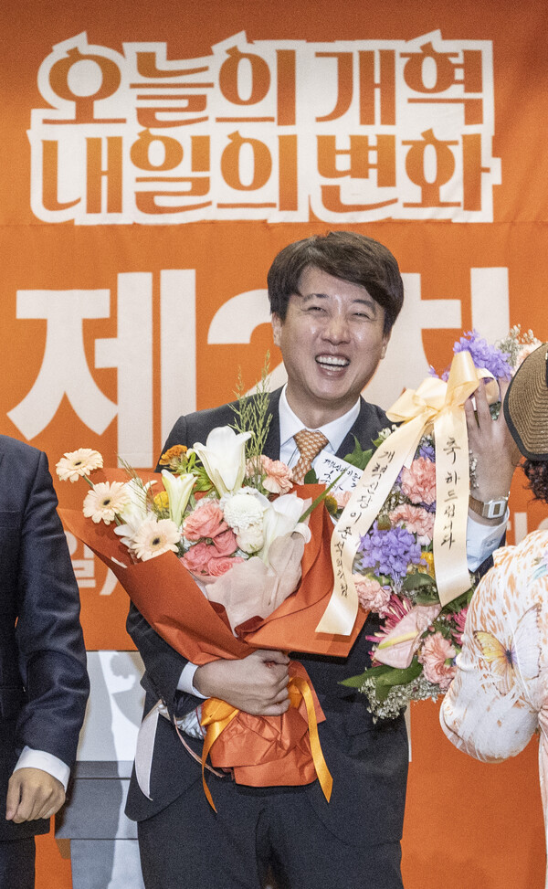 개혁신당 당 대표 선거에 단독 출마한 이준석 의원이 27일 국회의원회관 대회의실에서 열린 개혁신당 제2차 전당대회에서 당 대표로 확정된 뒤 꽃을 받고 있다. 2025.7.27. 연합뉴스