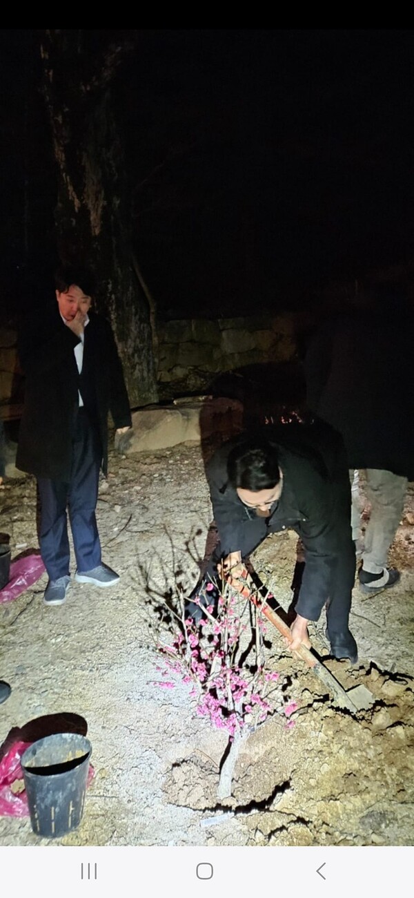 개혁신당 이준석  의원이 지난 3월 1일 오전 4시 무렵 천하람 의원이 경남 하동 칠불사 마당에 홍매화를 심기 위해 삽질하는 모습을 지켜보고 있다. 2024.10.15. 명태균 페이스북 갈무리