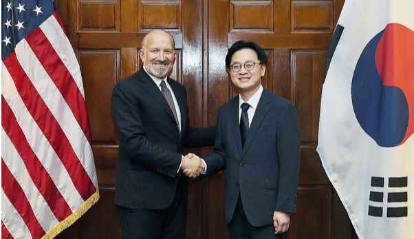 김정관 산업통상자원부 장관이 24일(현지시간) 미국 워싱턴 DC 상무부 회의실에서 하워드 러트닉 상무부 장관과 면담, 기념 촬영하고 있다. 2025.7.25. 연합뉴스