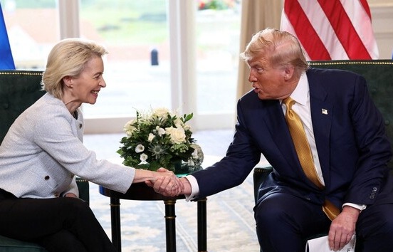 무역 합의 발표하는 미-EU정상. 출처 : 연합뉴스