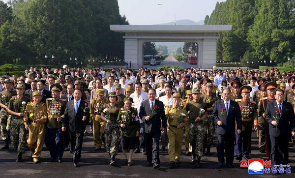 박태성 북한 내각 총리를 비롯한 당과 정부, 최고인민회의 상임위원회, 무력기관 간부들이 27일 조국해방전쟁승리(정전협정 기념일) 72주년을 맞아 신미리 애열사릉을 방문하고 있다. 2025.7.28. 조선중앙통신 연합뉴스 
