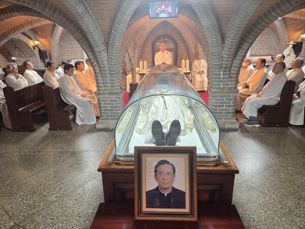 28일 오후 6시 서울 명동성당 지하경당에서 열린 고 안충석 신부 추모미사에서 나승구 전 사제단 대표신부가 강론을 하고 있다. 2025.7.28. 유상규 에디터