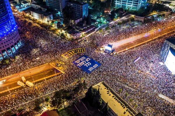 8일(현지시각) 이스라엘 텔아비브에서 '사법 정비' 입법에 항의하는 시위가 열리고 있다. 베냐민 네타냐후 총리 주도의 이스라엘 우파 연정이 지난 3월 중단했던 사법 정비 입법을 최근 다시 추진하면서 시민들의 저항 시위가 거세지고 있다. 2023.07.09. 로이터 연합뉴스