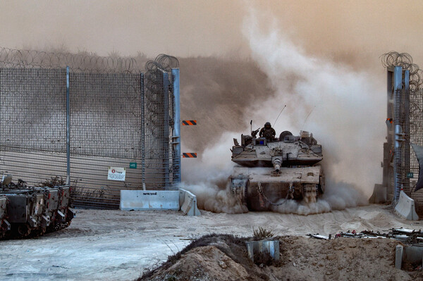 이스라엘 탱크 한 대가 28일 팔레스타인 가자지구에서 이스라엘로 진입하고 있다. 2025. 07. 28 [로이터=연합뉴스]