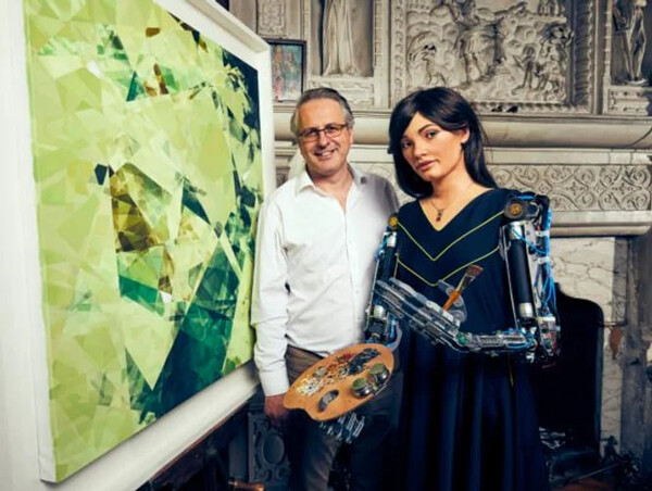 인공지능 로봇 화가 아이다(오른쪽)의 창시자 아이델 멜러(Aiden Meller)(왼쪽).(사진출처: Interalia 잡지)