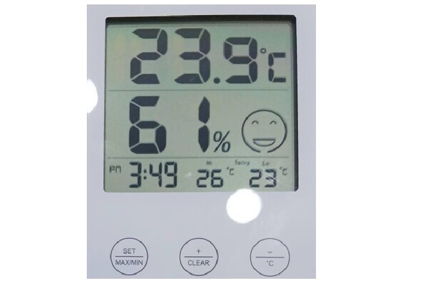 7월 17일 경기도의 한 우체국 실내 온도. 오후 3시 49분에 측정된 온도는 섭씨 23.9도. 공공기관 규정 온도는 '섭씨 28도 이상'이다.   60+기후행동