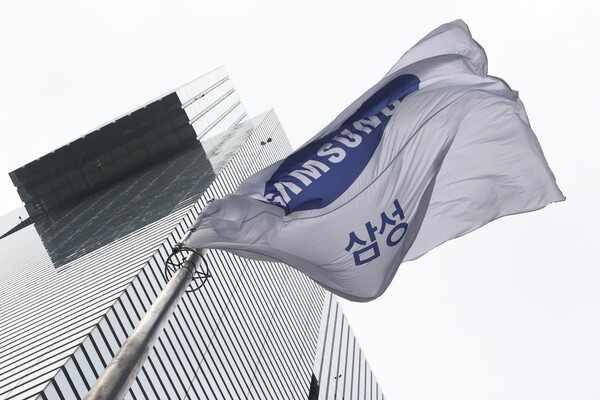 17일 서울 서초구 삼성전자 사옥에서 깃발이 바람에 날리고 있다. 이날 부당합병·회계부정 혐의로 재판에 넘겨진 이재용 삼성전자 회장에게 무죄가 확정됐다. 2025.7.17 연합뉴스