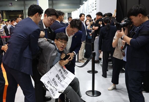 2023년 6월 14일, 서울 강남구 코엑스에서 개막한 서울국제도서전에서 송경동 시인이 문화예술계 블랙리스트 논란이 있는 오정희 소설가의 2023 서울국제도서전 홍보대사 임명에 항의하고 있다.(사진출처: 연합뉴스)