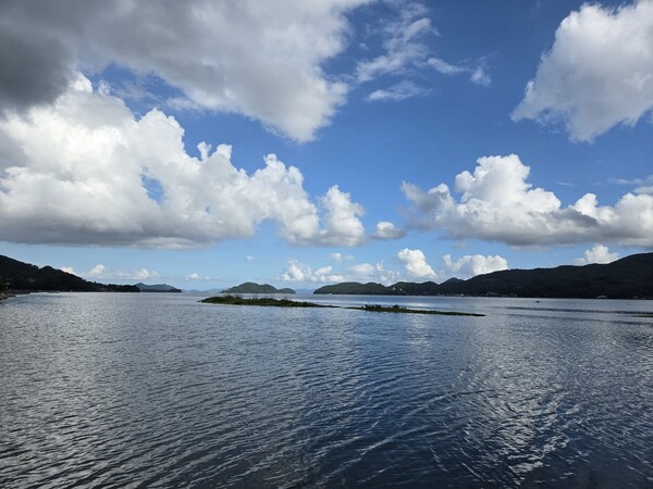 마치 알프스 티롤지방의 빙하호수처럼 느껴지는 창포만에 깃든 율티어촌마을. 율티권역 앵커조직의 전문가그룹이 상주하며 마을주민들과 협의, 협력해서 어촌마을사업을 진행하고 있다.