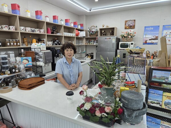 사천 거북선어촌체험마을의 정영애 위원장 등 마을기업이 맡아 운영하는 카페형 마을가게. 율티마을에서도 마을협동조합이 운영하는 ‘마을공유가게’를 계획하고 있다.