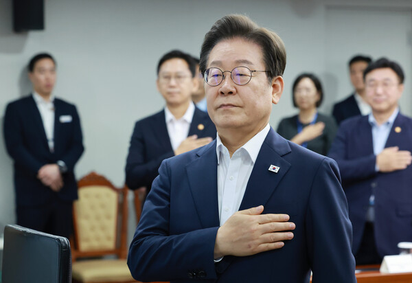 이재명 대통령이 30일 서울 용산 대통령실 청사에서 열린 비상경제점검 태스크포스(TF) 3차 회의를 시작하며 국기에 경례하고 있다. 2025.7.30 연합뉴스