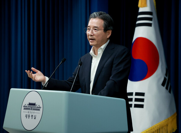 김용범 대통령실 정책실장이 31일 서울 용산 대통령실 청사에서 한미 관세 협상 타결 관련 브리핑 뒤 취재진의 질문에 답하고 있다. 2025.7.31 연합뉴스
