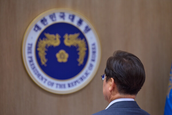 대통령실은 이재명 대통령이 29일 서울 용산 대통령실 청사에서 열린 국무회의에 참석해 국기에 경례하는 모습을 30일 SNS에 공개했다. 2025.7.30 [이재명 대통령 SNS] 연합뉴스