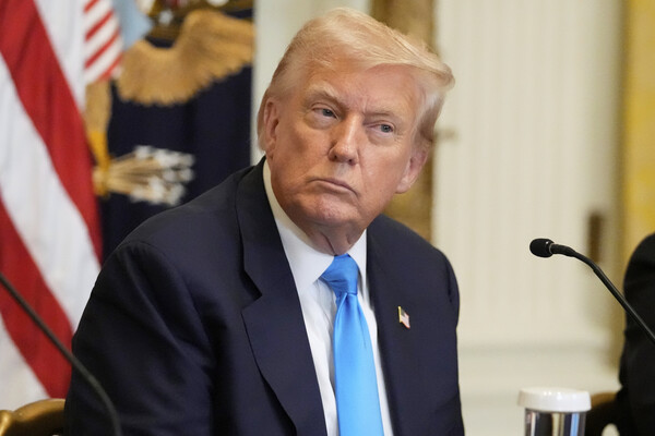 도널드 트럼프 미국 대통령이 30일 백악관 이스트룸에서 미국인의 의료 기록 접근 개선 방안을 제안 행사에 참석해 설명을 듣고 있다. 2025. 07. 30 [AP=연합뉴스]