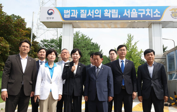 31일 여당의 '3대특검(내란·김건희·순직해병) 종합대응 특별위원회'가 첫 일정으로 윤석열 전 대통령이 수감된 서울구치소를 방문한 가운데 면담 전 구치소 앞 브리핑을 하고 있다. 2025.7.31. 연합뉴스