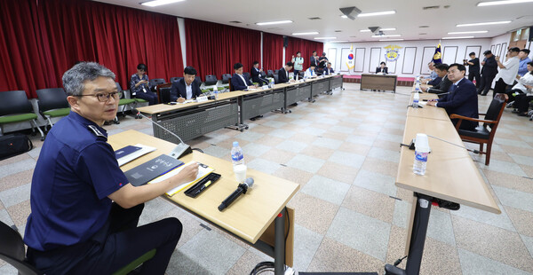 31일 전현희 위원장과 장경태 의원 등 특위 소속 의원 10여명이 여당의 '3대특검(내란·김건희·순직해병) 종합대응 특별위원회' 첫 일정으로 윤석열 전 대통령이 수감된 경기 의왕시 서울구치소를 방문해 김현우 서울구치소장과 면담하고 있다. 2025.7.31. 연합뉴스