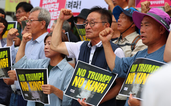 한미 관세협상이 타결된 31일 서울 광화문 미국대사관 인근에서 트럼프위협저지공동행동 및 농민의길 관계자들이 입장발표 기자회견을 마친 뒤 구호를 외치고 있다. 2025.7.31 연합뉴스
