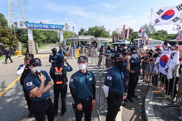 김건희 씨 의혹들을 수사하는 민중기 특별검사팀이 윤석열 전 대통령에 대한 체포영장 집행에 나선 1일 경기 의왕시 서울구치소 앞에서 윤 전 대통령 지지자들이 시위하는 가운데 경찰이 경계근무를 서고 있다. 2025.8.1. 연합뉴스
