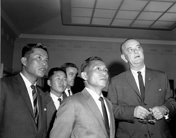 1965년 5월 존슨(오른쪽)은 자신의 초청으로 미국을 방문한 박정희(가운데)를 최고로 환대했다. 그에게 베트남은 외로운 전쟁이었고, 한국과의 동맹관계가 절실했다. 한 행사장에서 호기심이 발동한 두 정상.  박정희의 수행원들이 보인다. (e 영상역사관) 