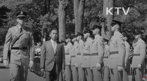 1965년 미국 방문 중 미 육군사관학교 웨스트포인트를 방문한 박정희. 전통적 군사력에 대한 그의 애착을 드러내는 장면이다. (대한뉴스)