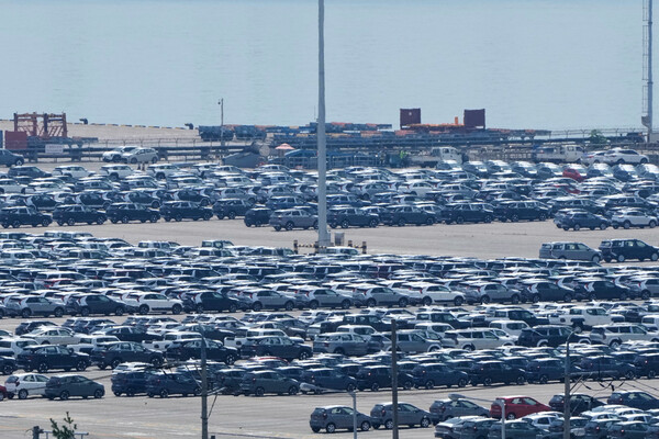 8월 1일 평택항에 수출용 차량들이 주차되어 있다.2025.8.21.AP 연합뉴스