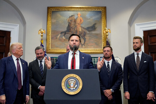 미국 부통령 JD 밴스가 7월 31일 미국 워싱턴 D.C. 백악관 루즈벨트 룸에서 도널드 트럼프 미국 대통령이 옆에서 지켜보는 가운데 연설하고 있다. 2025.7.21. 로이터 연합뉴스