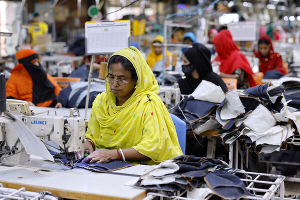 방글라데시 가지푸르의 한 공장 재봉실에서 방글라데시 힌두교 의류 노동자가 옷을 만들고 있다. 2025.4.9. 로이터 연합뉴스