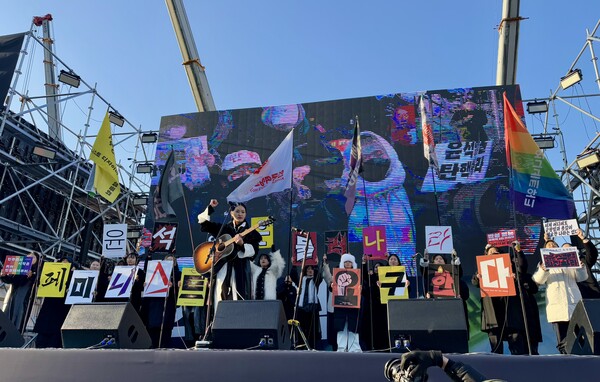 싱어송라이터 이랑과 여성단체 활동가들로 구성된 합창단이 '윤석열즉각퇴진 사회대개혁 비상행동' 주최로 14일 여의도 일대에서 열린 ‘내란죄 윤석열 퇴진 시민촛불집회’에서 공연을 하고 있다.  2024.12.14. 여성신문 이세아 기자.
