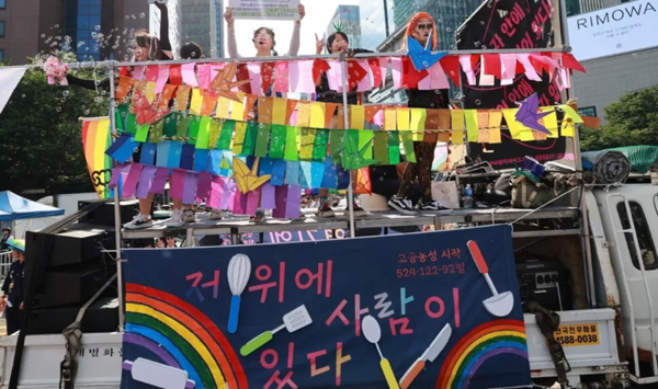 26회 서울퀴어퍼레이드에는 관광레저산업노동조합 세종호텔지부와 금속노조 한국옵티켈하이테크지회, 금속노조 거제통영고성조선하청지회가 함께 행진 차량으로 참여했다. 2025.6.15. 한겨레.