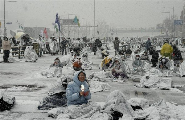 한남동 대통령관저 앞 대로에서 폭설에도 2박3일간 귀가하지 않고 ‘윤석열 체포 촉구 행동’에 참여한 시민들의 분노는 이제 윤석열을 석방한 법원과 검찰, 그리고 나라가 두 쪽이 나건 말건 한없이 꾸물대는 헌재로 향하고 있다. © 진보당 정혜경 의원실 