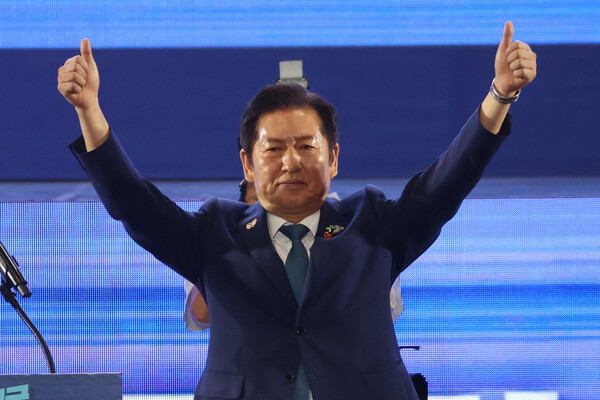 더불어민주당 정청래 신임 당대표가 2일 고양 킨텍스에서 열린 전국당원대회에서 당대표직 수락연설을 마친 뒤 인사하고 있다. 2025.8.2. 연합뉴스