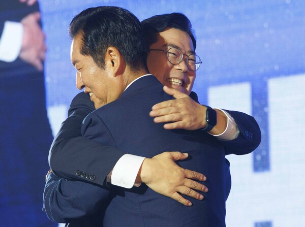 더불어민주당 정청래 신임 당대표가 2일 고양 킨텍스에서 열린 전국당원대회에서 선의의 경쟁을 펼쳤던 박찬대 후보와 포옹하고 있다. 2025.8.2. [공동취재] 연합뉴스