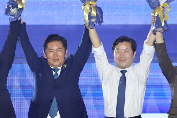 더불어민주당 정청래 당대표 당선자와 황명선 최고위원 당선자가 2일 고양 킨텍스에서 열린 전국당원대회에서 투표 결과 발표 후 당원들을 향해 인사하고 있다. 2025.8.2. 연합뉴스