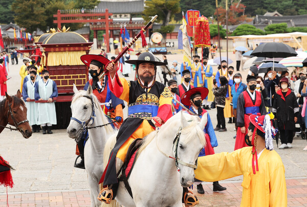 '2022 정조대왕 능행차 공동재현' 행렬이 9일 오전 경기도 수원시 팔달구 화성행궁을 출발해 융릉으로 향하고 있다. 2022.10.9 연합뉴스