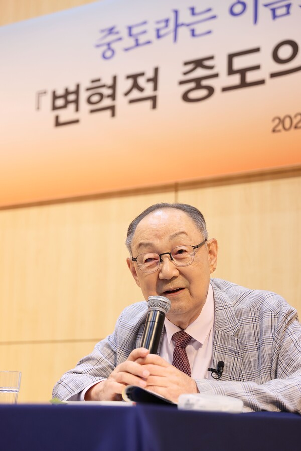 7월 29일 열린 〈변혁적 중도의 때가 왔다, 나라다운 나라를 어떻게 만들까〉 기자 간담회에서 지은이 백낙청 선생이 발언을 하고 있다. 창비 제공