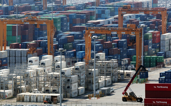 소비 회복과 수출 호조 등에 힘입어 올해 2분기 한국 경제가 1분기보다 0.6% 성장했다. 사진은 24일 경기도 평택항에 컨테이너가 쌓여 있는 모습. 2025.7.24. 연합뉴스