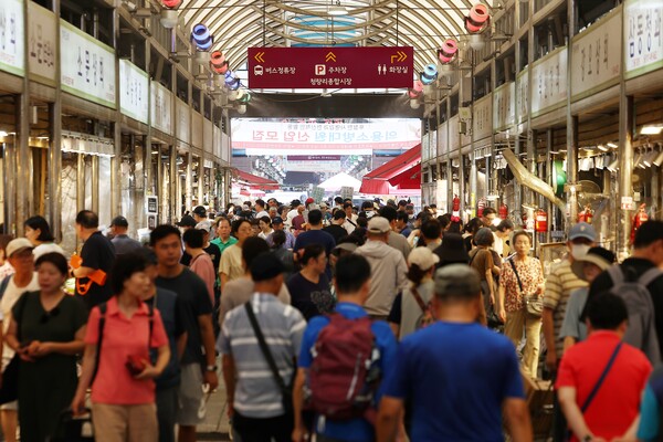 역대 최장기간 이어진 내수 부진이 끝나고 민생회복 소비쿠폰 지급 등으로 3분기에는 소비가 늘어날 것으로 관측됐다. 3일 서울 동대문구 청량리종합시장에 소비자들이 북적이고 있다. 2025.8.3. 연합뉴스